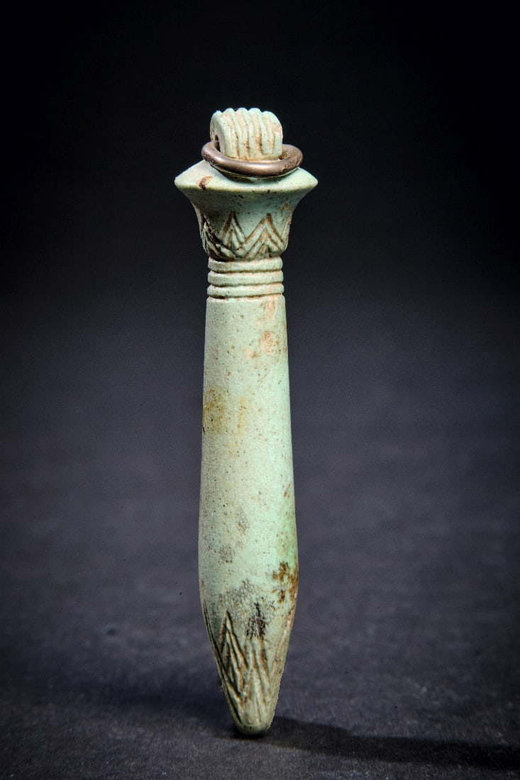 Papyrus-Zepter.: Papyrus-Zepter. Spaetzeit, 664 - 332 v. Chr. L 6cm. Aus hellgruener Fayence. Mit Ritzdekor. Intakt, mit modernem Metallring. Provenienz: Seit 1972 in der Sammlung Erwin Oppenlaender (1901 - 1988) und