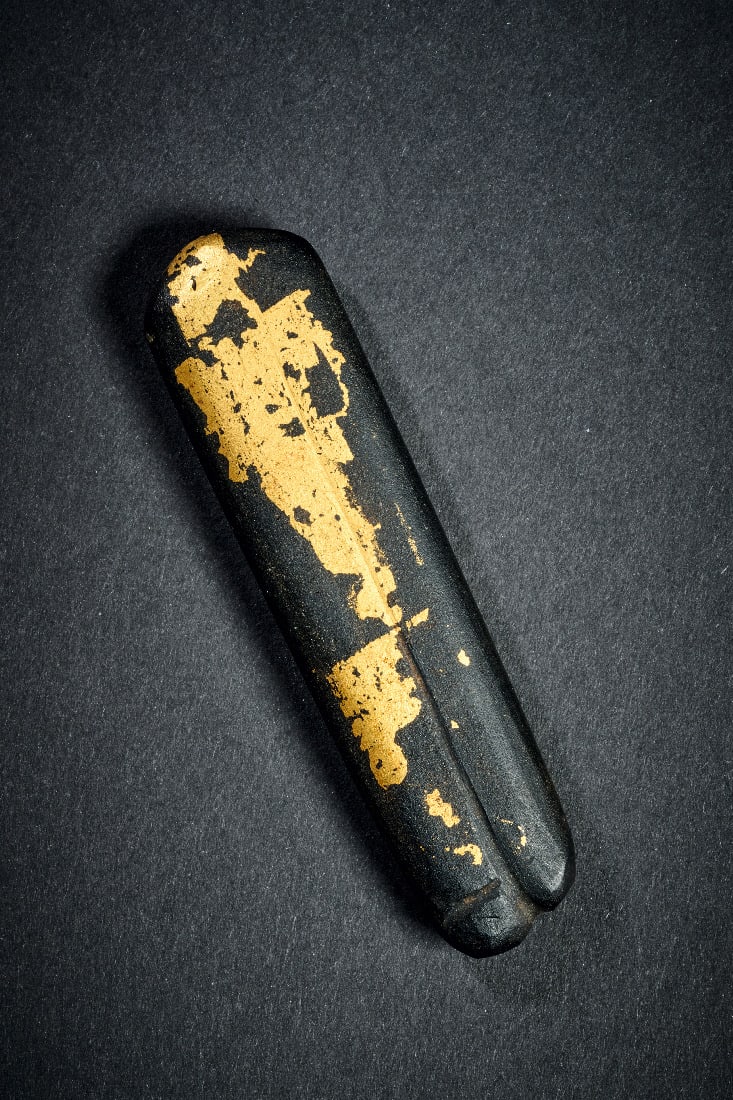 Vergoldetes Doppelfingeramulett.: Vergoldetes Doppelfingeramulett. Spaetzeit, 1. Jt. v. Chr. Schwarzer Steatit. H 8,3cm. Auf einer Seite Vergoldungsreste, Intakt. Provenienz: Ex Slg. Erwin Oppenlaender (1901 - 1988) und Nachfahren.