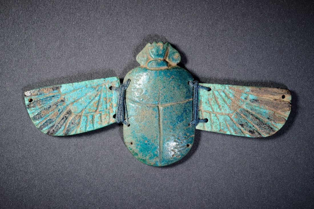 Skarabaeus mit Fluegeln.: Skarabaeus mit Fluegeln. Spaetzeit, ca. 664 - 332 v. Chr. Gefluegelter Skarabaeus aus dunkelgruener und schwarzer Fayence, B 15 cm, L 7,5 cm. Intakt. Fluegel mit modernem Faden befestigt. Provenienz:
