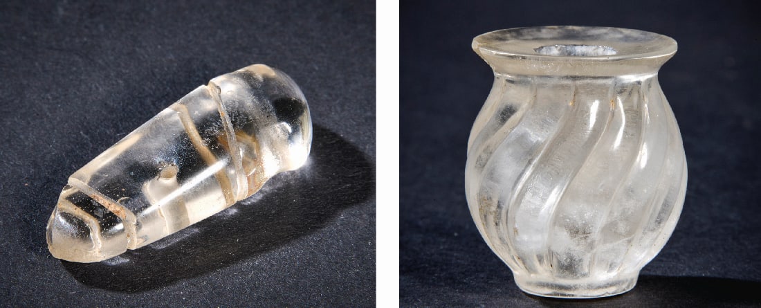 Zwei Objekte aus Bergkristall.: Zwei Objekte aus Bergkristall. a) L 2,4cm. Phallus-Anhaenger. Roemische Kaiserzeit, 1. - 3. Jh. n.Chr. Intakt. Aus der Sammlung Pierre Mavrogordato (1870 - 1948), seit 1943 in der Slg. Oppenlaender. b