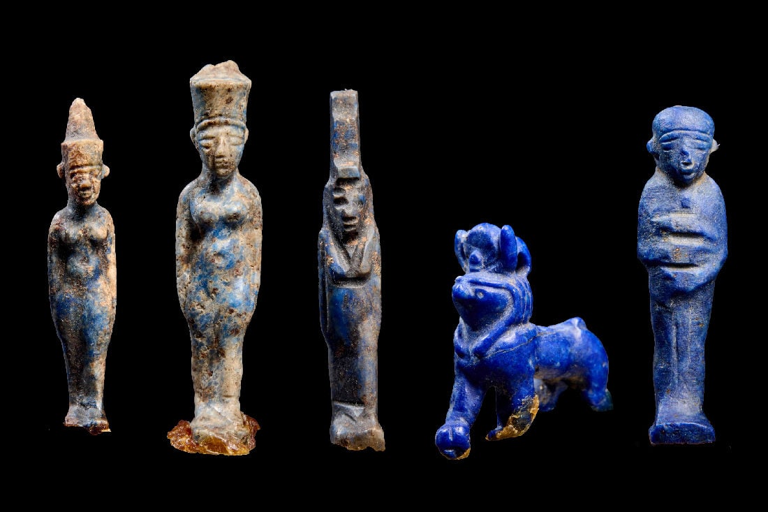 Sammlung Miniaturamulette, teils Lapislazuli.: Sammlung Miniaturamulette, teils Lapislazuli. Mittleres Reich oder spaeter. 2. - 1. Jt. v. Chr. H 1,8 - 3cm. Darunter vier Goetteramulette aus Lapislazuli (Isis, Ptah und 2x Neith), ein Loewe mit