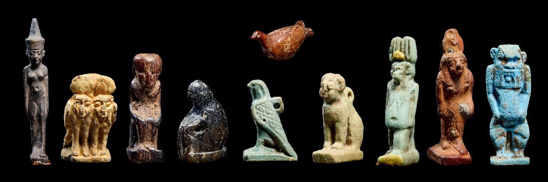 Sammlung Miniaturamulette.: Sammlung Miniaturamulette. Spaetzeit, 1. Jt. v. Chr. H 0,7 - 2,2cm. Fayence und Stein. Neith, Horusfalke, Katze, Bes, Vogel. 10 Stueck! Darunter huebsche Einzelstuecke! Meist intakt. Provenienz: Ex