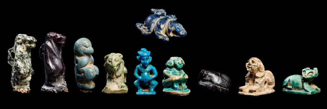 Sammlung Miniaturamulette.: Sammlung Miniaturamulette. Spaetzeit, 1. Jt. v. Chr. H 0,7 - 2cm. Fayence und Stein, besonders Tiere (Loewe, Pavian, Katze, Kroete, Skarabaeus). Ausserdem Thoeris (2 x) und Bes. 10 Stueck! Darunter