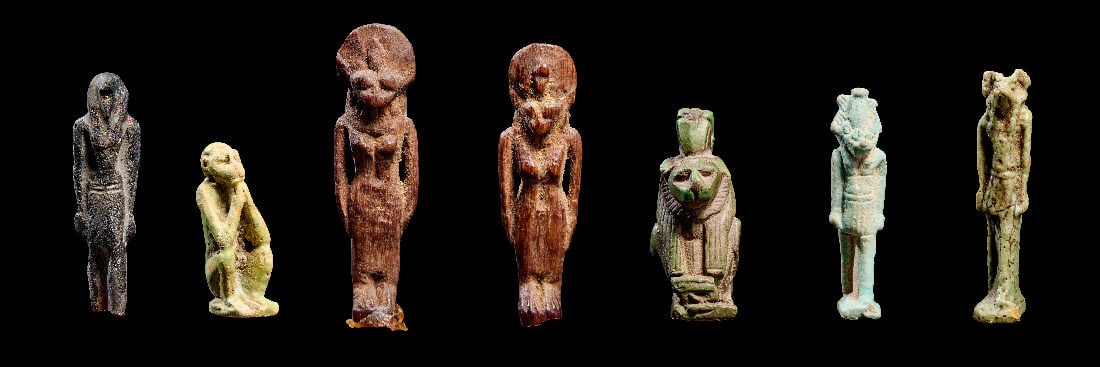 Sammlung Miniaturamulette.: Sammlung Miniaturamulette. Spaetzeit, 1. Jt. v. Chr. H 3,8 - 4,5cm. Fayence und Holz. Darunter zwei Holzfiguren der Sachmet, Anubis, Bueste der Sachmet. 7 Stueck! Meist intakt. Provenienz: Ex