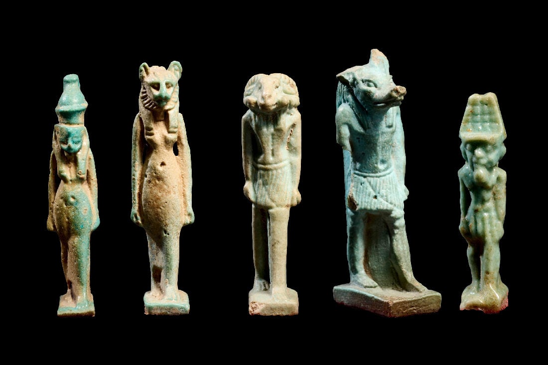 Sammlung Amulette.: Sammlung Amulette. Spaetzeit, 1. Jt. v. Chr. H 4,0 - 4,5cm. Fayence. Mut, Sachmet, Amun (alle intakt), Anubis (Ohr und rechter Arm gebrochen). Dazu eine aufrecht stehende Echse (intakt). 5 Stueck!
