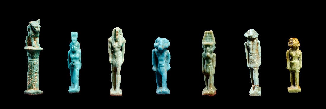 Sammlung Miniaturamulette.: Sammlung Miniaturamulette. Spaetzeit, 1. Jt. v. Chr. H 2,6 - 4,3cm. Pfeiler mit Lotoskapitell, auf dem ein Loewe sitzt (rechtes Loewenohr gebrochen). Isis, Thot, Amun (3), Nephtys (?). 7 Stueck! Alle