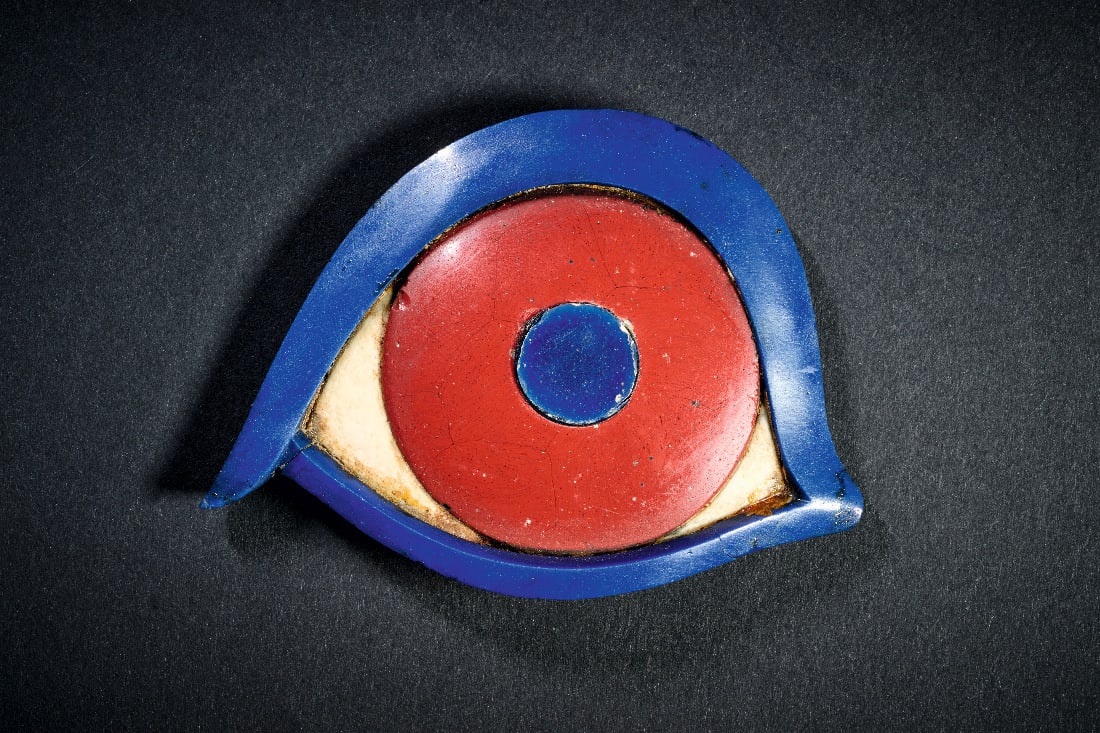 Tierauge aus Glas.: Tierauge aus Glas. Neues Reich, 1550 - 1070 v. Chr. oder spaeter. B 8,5cm H 6,3cm. Die Lider und die Pupille in opakem dunkelblauem Glas, die Iris aus rotem Glas und die Sklera aus weissem Kalzit. Auf
