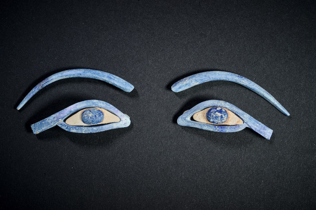 Ein Paar Augeneinlagen mit Augenbrauen.: Ein Paar Augeneinlagen mit Augenbrauen. Spaetzeit, ca. 664 - 332 v. Chr. L Augen ca. 7,3cm, Augenbrauen ca. 9cm. Hellblaues und weisses opakes Glas. Zwei Lidumrandungen, in den Winkeln lang