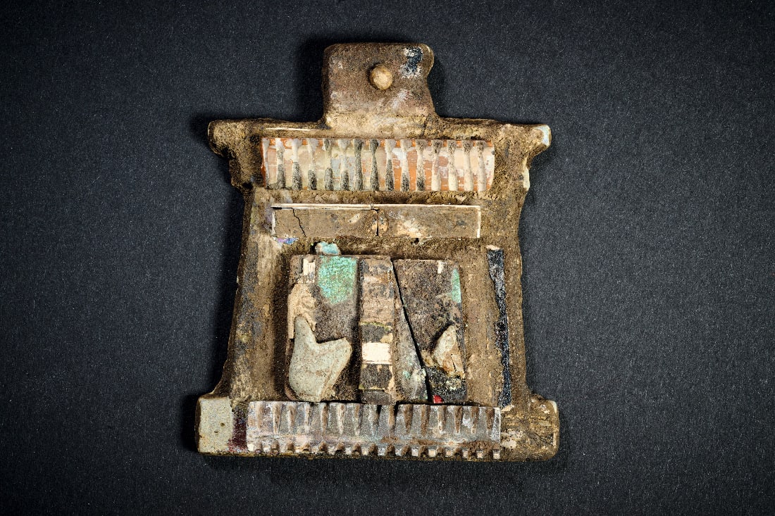 Naos-Pektoral.: Naos-Pektoral. Ptolemaeerzeit, ca. 323 - 30 v. Chr. H 8,4cm, B 7,2cm. Glasamulett in Form eines Schreins mit aufgebrachten Applikationen. Oben ein Uraeusfries. Ein Gegenstueck unten steht auf dem