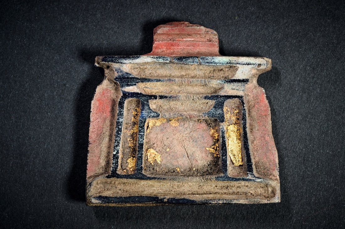 Naos-Pektoral.: Naos-Pektoral. Ptolemaeerzeit, ca. 323 - 30 v. Chr. H 5cm, B 5,4cm. Glasamulett in Form eines Schreins mit eingelegten Goldblaettern. Einlagen fehlen teilweise. Provenienz: Ex Slg. Erwin Oppenlaender