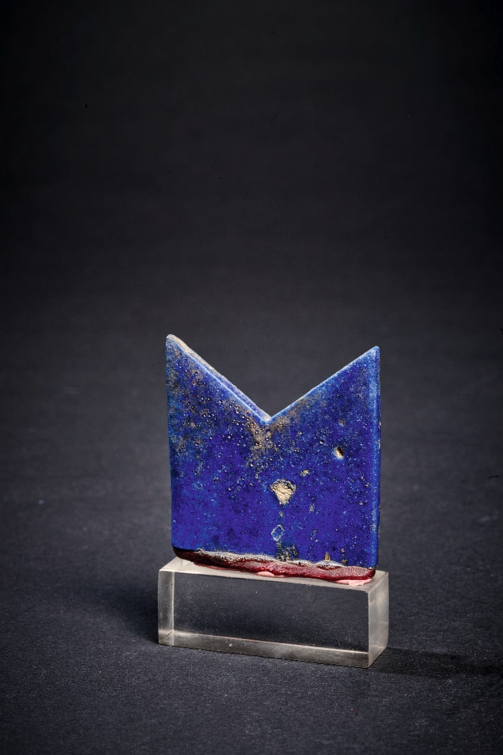 Glaseinlage.: Glaseinlage. Spaetzeit, 1. Jt. v. Chr.(?) H 3,8cm B 3,9cm. Zinnenfoermiges Objekt. Intakt. Provenienz: Ex Slg. Erwin Oppenlaender (1901 - 1988) und Nachfahren. Erworben vor 1988. Battlement-shaped