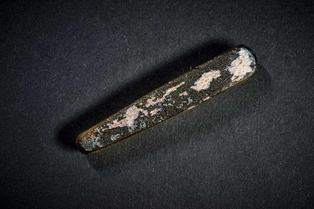 Reibestift aus Glas.: Reibestift aus Glas. Roemisch, 1. Jh.n. Chr. L 6,8cm. Aus transluzentem Glas. Diente zum Anruehren von Schminke. Reste von Iris, intakt. Provenienz: Ex Sammlung Pierre Mavrogordato (1870 - 1948),