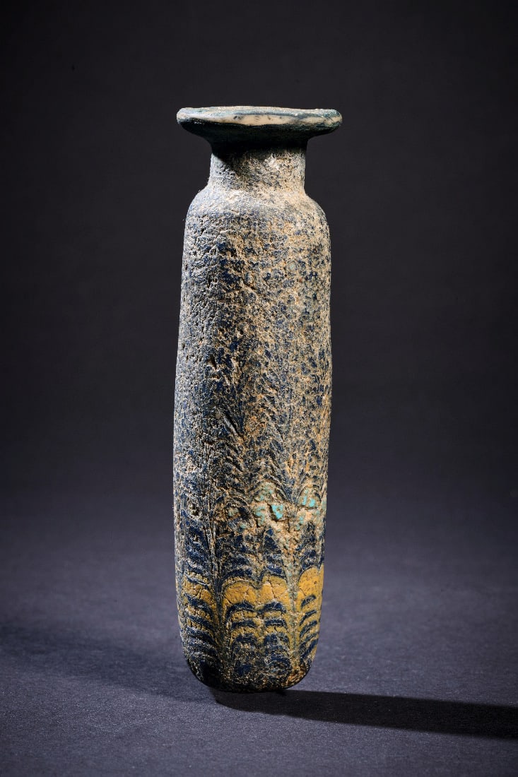 Alabastron mit Federmusterdekor.: Alabastron mit Federmusterdekor. oestlicher Mittelmeerraum, 4. - 3. Jh. v. Chr. H 11cm. Das Glas urspruenglich von tiefblauer Farbe, heute stark korrodiert und in eine dunkelbraun-gruenliche