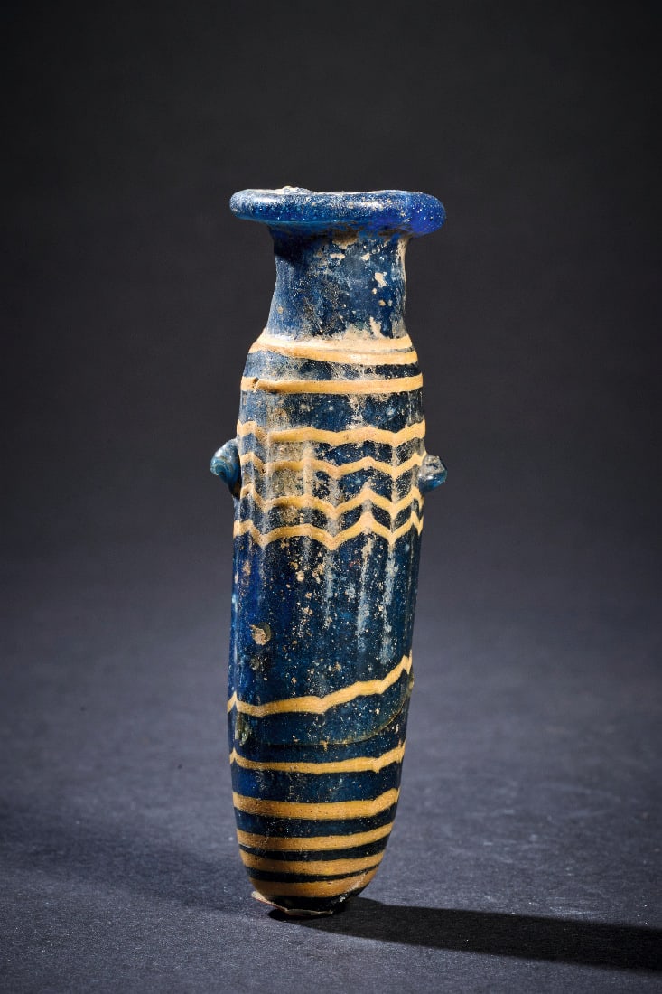 Alabastron mit Zickzackdekor in opakem Blau.: Alabastron mit Zickzackdekor in opakem Blau. Vermutlich Schwarzmeergebiet, 2. - 1. Jh. v. Chr. H 8,1cm. Opak dunkelblaues Glas. Schlanker, leicht sackfoermig angelegter Koerper mit jedoch geradlinig v