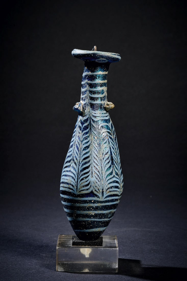 Alabastron mit feinem Federdekor.: Alabastron mit feinem Federdekor. oestliches Mittelmeergebiet, 2. - 1. Jh. v. Chr. H 12,5cm. Transluzides Glas, dunkelblau. Sandkerntechnik. Schlanker, langgestreckter Gefaesskoerper mit sanft