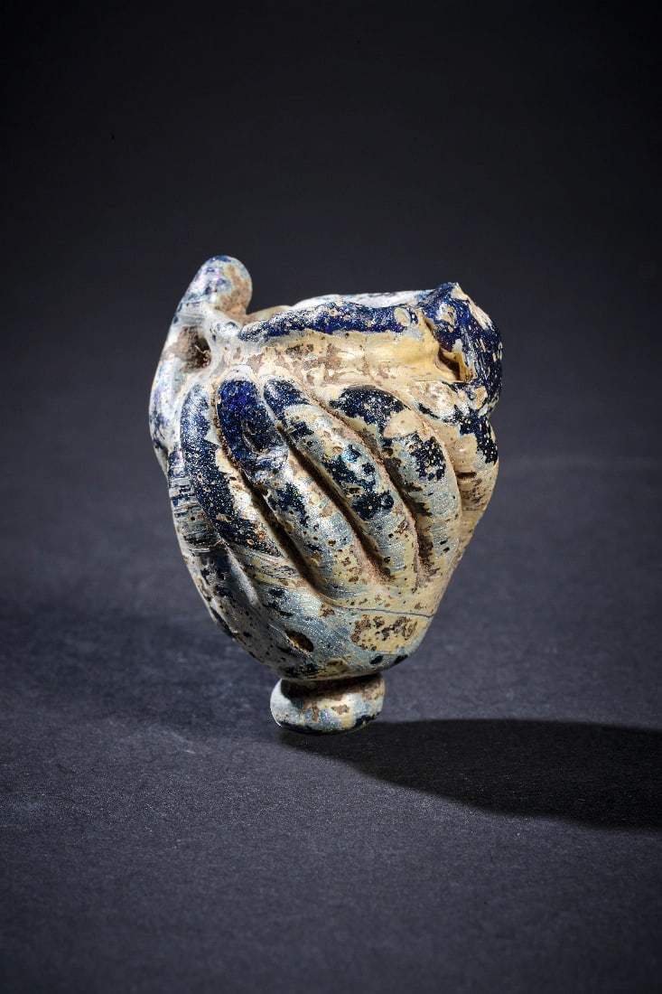 Amphoriskos.: Amphoriskos. oestlicher Mittelmeerraum, um 5. Jh. n. Chr. H 5,4cm. Aus blauem, opaken Glas. Bauchiger Koerper mit grossen Schraegrippen, kleinem Standfuss, kurzem Hals mit gerundetem Rand und zwei dar