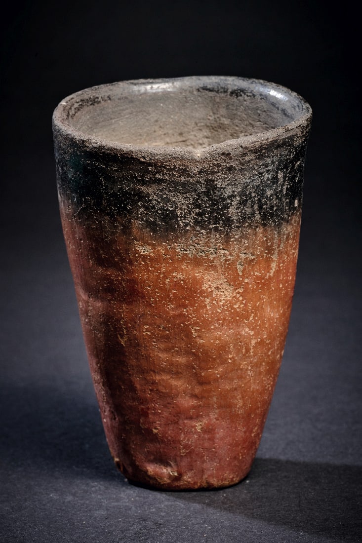 Praedynastischer Becher.: Praedynastischer Becher. Naqada I, ca. 4000 - 3500 v. Chr. H 9,5cm. Konischer Becher mit schwarz geschmauchtem Rand. Intakt. Provenienz: Ex Sammlung Erwin Oppenlaender (1901 - 1988) und Nachfolger.