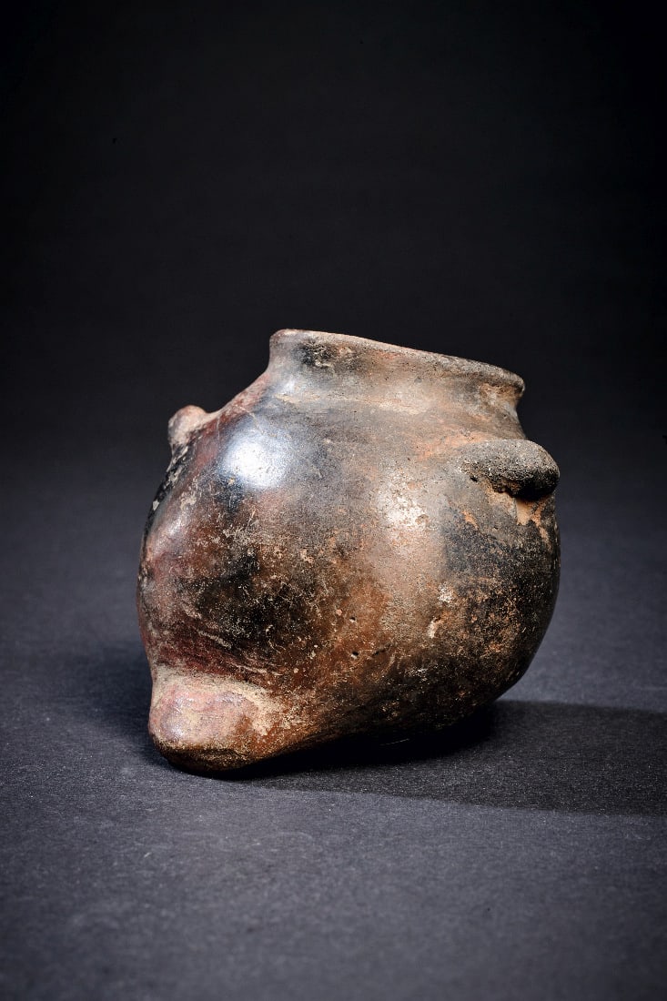 Kleines Schnuroesengefaess aus Terrakotta.: Kleines Schnuroesengefaess aus Terrakotta. Naqada I, 4000 - 3600 v. Chr. H 6,6cm, B 6,8cm. Mit der typischen schwarzen und rotbraunen Oberflaeche. Kugeliges Gefaess mit schraegem Standfortsatz und