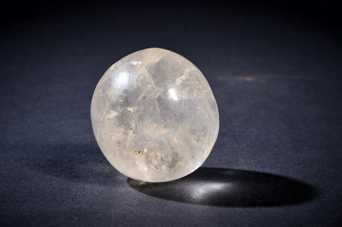 Bergkristallkugel.: Bergkristallkugel. Vorderer Orient bzw. oestlicher Mittelmeerraum, Antike bis fruehes Mittelalter. ? 4,5cm. Farbloser bis leicht milchig trueber Bergkristall mit natuerlichen Einschluessen und feinen