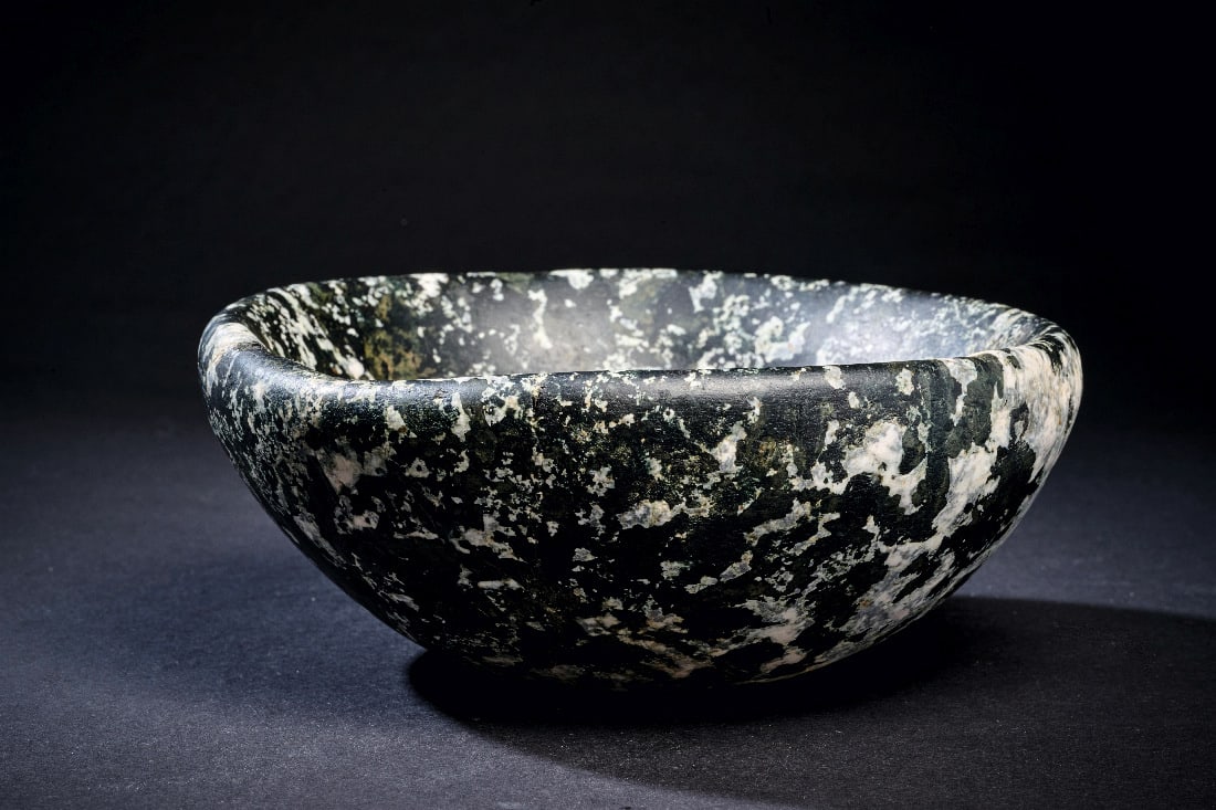 Schale aus Diorit.: Schale aus Diorit. Fruehdynastisch, 1. - 2. Dynastie, 3050 - 2740 v. Chr. H 6,6cm, ? 15,9cm. Schwarzer Diorit mit weissen Einsprengseln. Dickwandige, halbkugelige Schale. Intakt. Provenienz: Aus der S