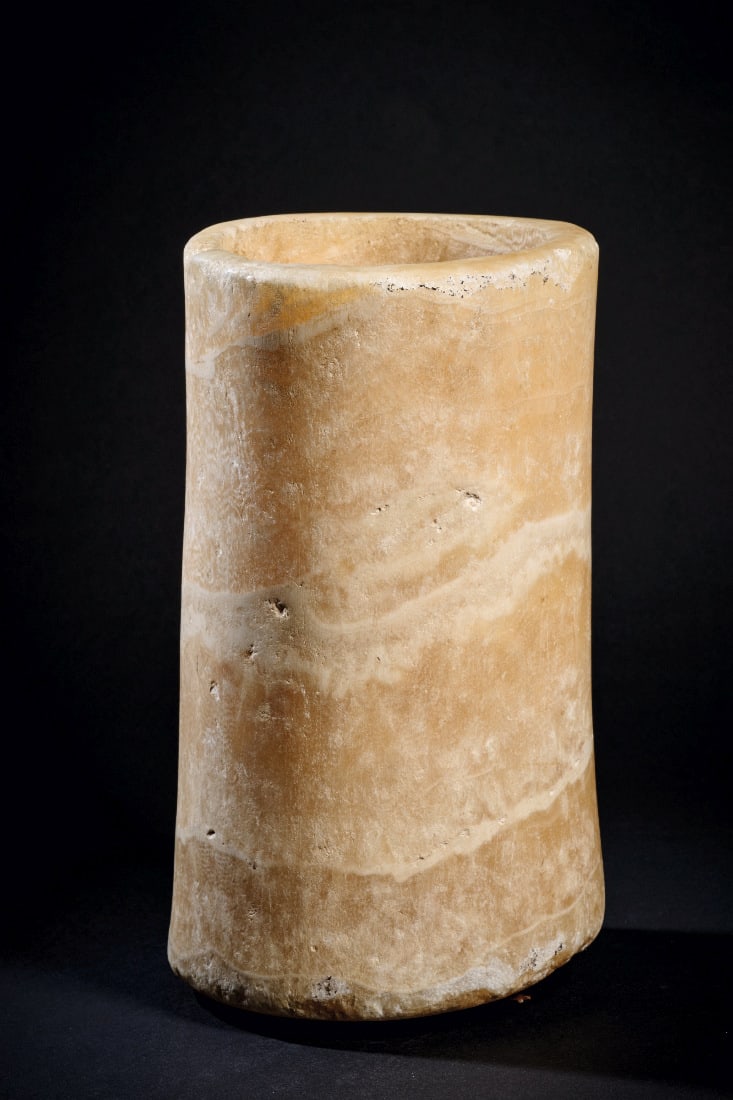 Grosses, zylindrisches Alabastergefaess.: Grosses, zylindrisches Alabastergefaess. Fruehdynastisch - Altes Reich, 1. - 4. Dynastie, 3050 - 2479 v. Chr. H 26,1cm, ? 15,2cm. Horizontal gebaenderter Alabaster. Hohes, nach unten leicht breiter we