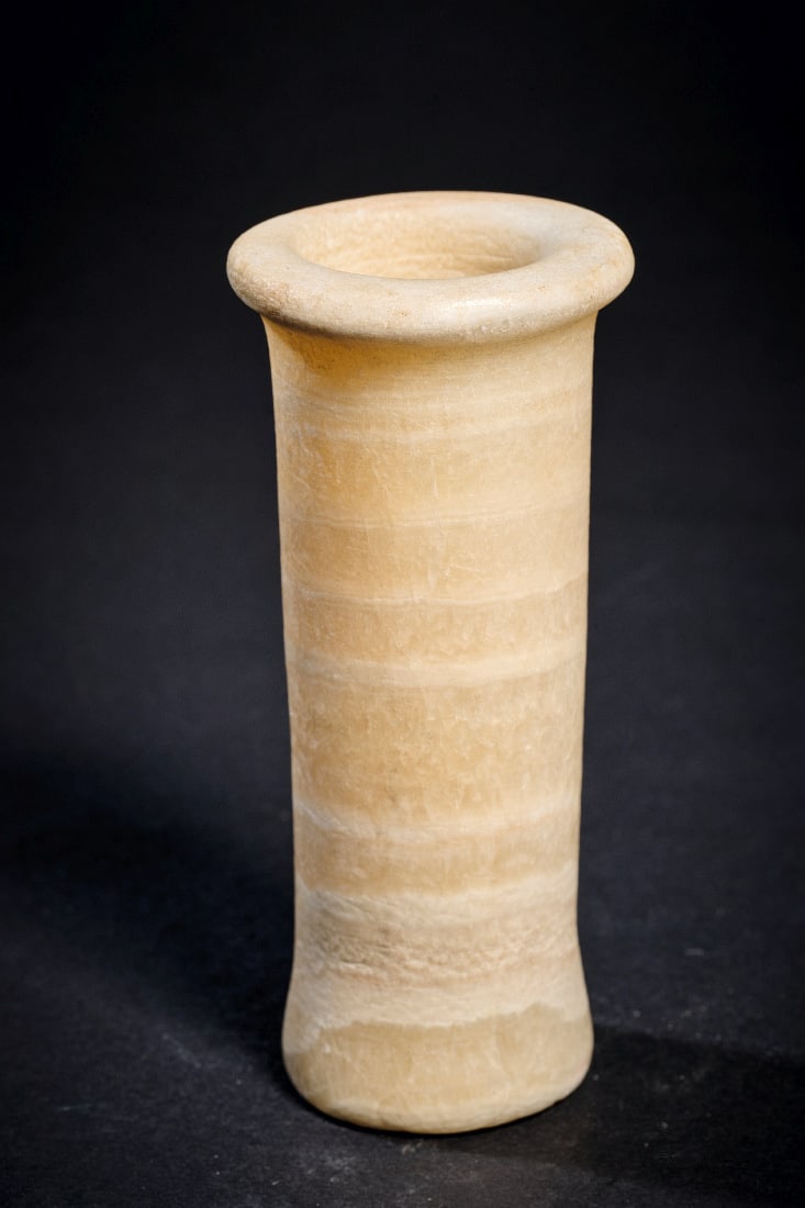 Kleines zylindrisches Gefaess aus Alabaster.: Kleines zylindrisches Gefaess aus Alabaster. Fruehdynastisch - Altes Reich, 1. - 3. Dynastie, 3050 - 2614 v. Chr. H 10,4cm, ? 4,6cm. Gebaenderter Alabaster. Mit runder Standflaeche und auskragender Mu