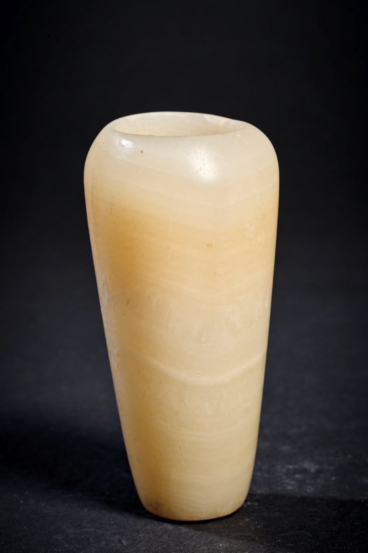 Kleines hohes Gefaess aus Alabaster.: Kleines hohes Gefaess aus Alabaster. Altes Reich, 2740 - 2218 v. Chr. H 8,9cm, ? 4,4cm. Schlankes, leicht konisches Gefaess mit abgerundeter Schulter aus quer gebaenderten Alabaster. Intakt. Provenien
