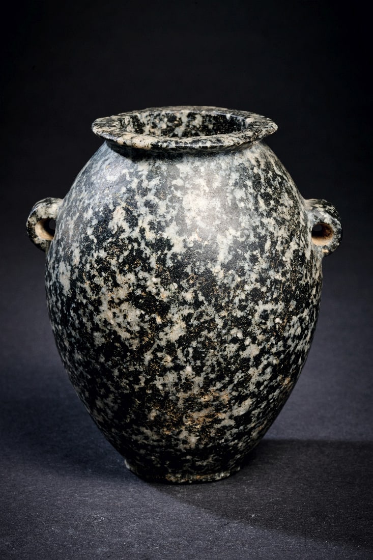 Toepfchen aus Diorit.: Toepfchen aus Diorit. Prae- bis fruehdynastisch, 3200 - 2740 v. Chr. H 9cm, ? 7cm. Schwarzer Diorit mit weissen Einsprengseln. Ovoides Salbgefaess mit runder Standflaeche, auskragender Muendung und se