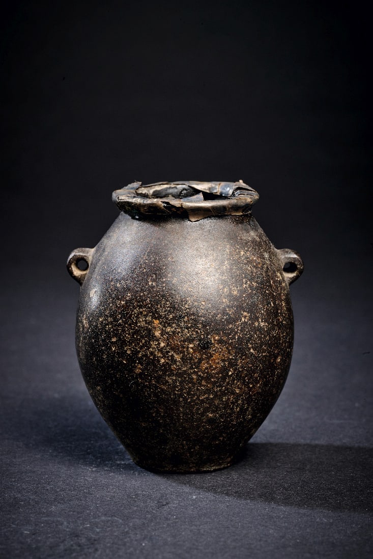 Kleiner Schnuroesentopf aus Basalt.: Kleiner Schnuroesentopf aus Basalt. Naqada I - III, 4000 - 3000 v. Chr. H 6,6cm, ? 5,3cm. Schwarzer Basalt. Ovoides Salbgefaess mit runder Standflaeche, auskragender Muendung und seitlichen