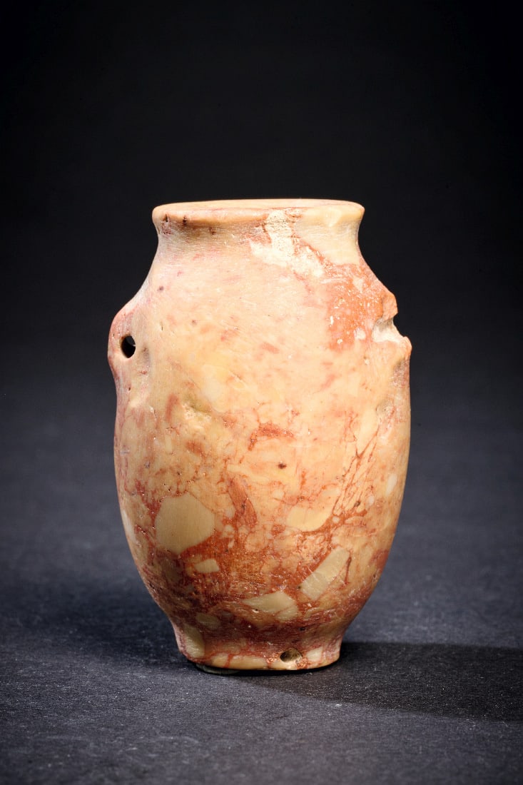Miniatur-Schnuroesentopf aus Brecchia.: Miniatur-Schnuroesentopf aus Brecchia. Praedynastisch, 3600 - 3000 v. Chr. H 5,8cm, ? 3,8cm. Gelbbraun und rotbraun gebaendert, mit hellen Einschluessen. Ovoides Gefaess mit runder Standflaeche, auskr