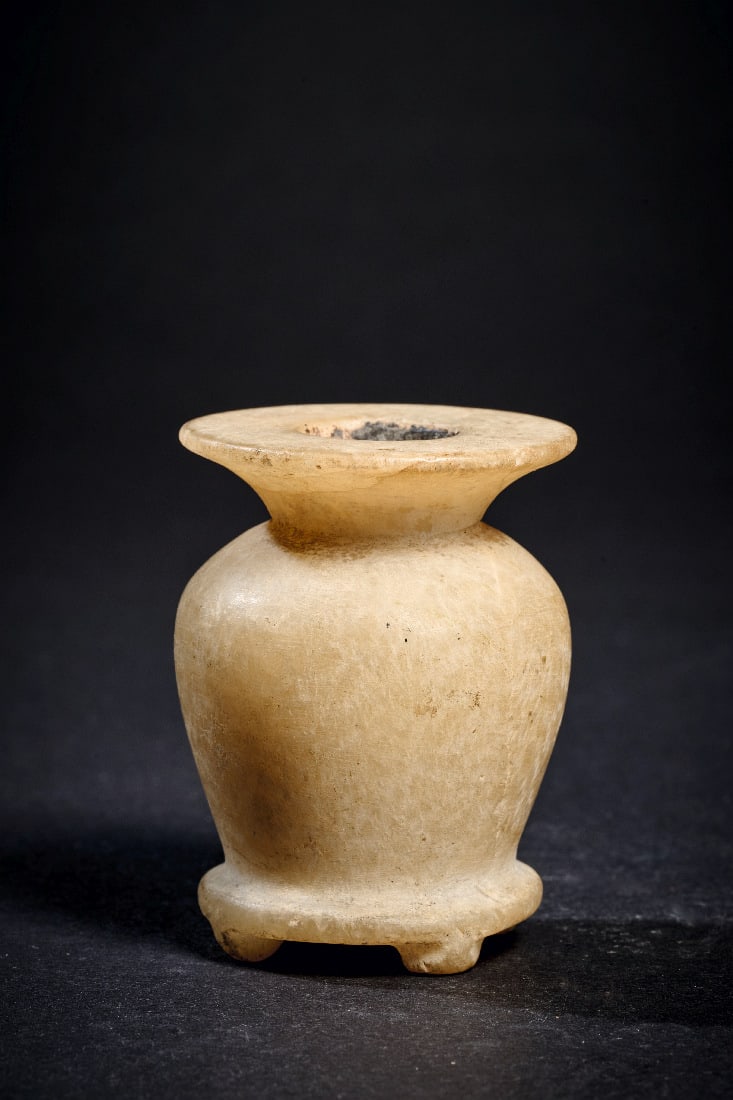Kleines Kohl-Toepfchen aus Alabaster.: Kleines Kohl-Toepfchen aus Alabaster. Mittleres Reich, 2170 - 1794 v. Chr. H 5,3cm, ? 3,9cm. Leicht gemaserter Alabaster. Konisches Toepfchen mit abgerundeter Schulter und Tellermuendung sowie abgeset