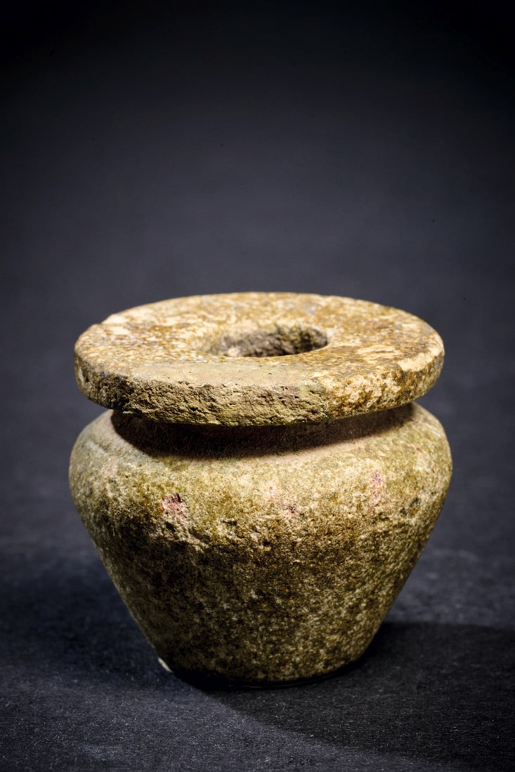 Kleines Kohl-Toepfchen aus Fayence.: Kleines Kohl-Toepfchen aus Fayence. Mittleres Reich, 2170 - 1794 v. Chr. H 3,4cm, ? 3,8cm. Gruen glasierte Fayence. Kleines konisches Schminkgefaess mit abgerundeter Schulter und Muendungsteller. Glas