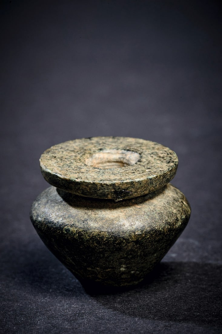 Miniatur-Kohl-Topf aus Basalt. (1 of 2)