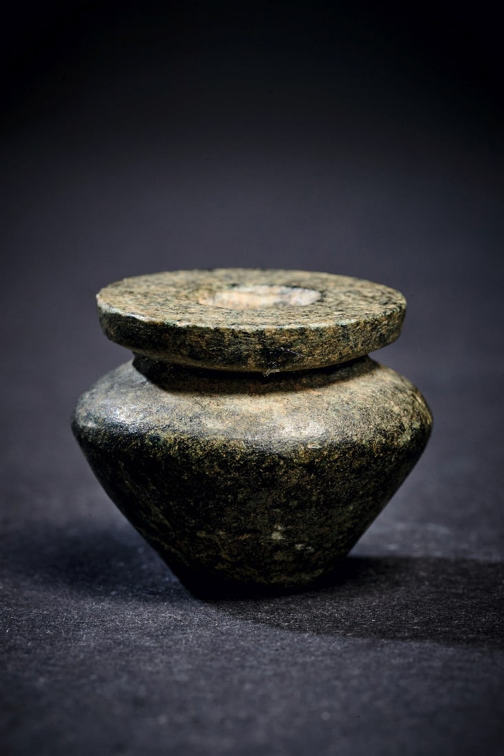 Miniatur-Kohl-Topf aus Basalt. - 2