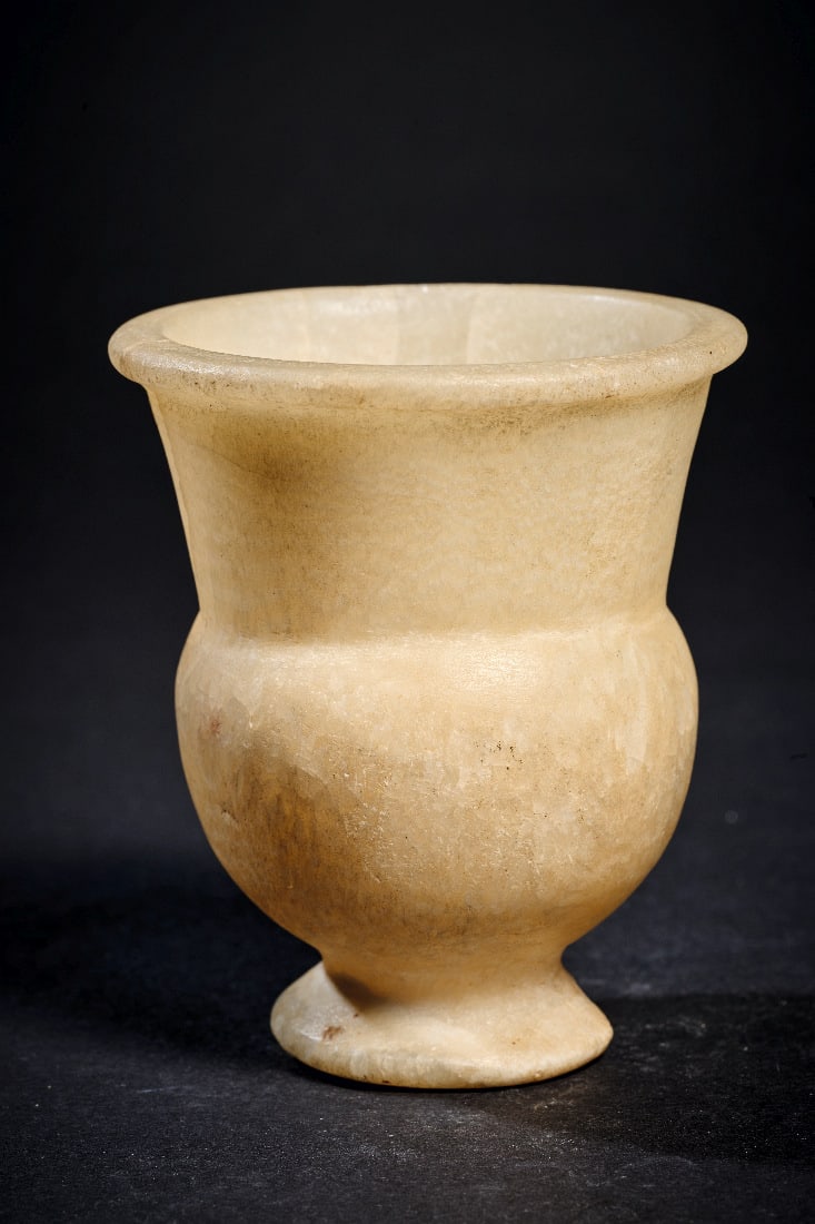 Kleines offenes Gefaess aus Alabaster.: Kleines offenes Gefaess aus Alabaster. Neues Reich, 18. Dynastie, 1550 - 1292 v. Chr. H 7,6cm, ? 6,4cm. Leicht gebaenderter Alabaster. Bauchige Koerper auf konischem Fuss, oben weiter Hals und grosse 