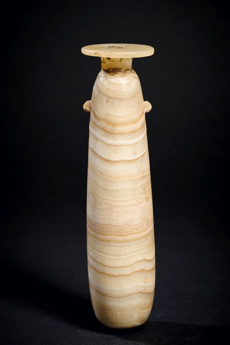 Wunderschoenes Alabastron.: Wunderschoenes Alabastron. Spaetzeit, 26. - 27. Dynastie, 664 - 401 v. Chr. H 15,4cm, ? 3,9cm. Herrlich gebaenderter Alabaster. Schlankes leicht ovoides Salbgefaess mit Tellermuendung und zwei