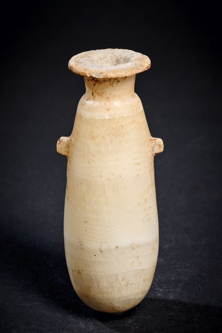Schoenes Alabastron.: Schoenes Alabastron. Spaetzeit, 664 - 332 v. Chr. H 9,8cm, ? 3,6cm. Leicht gebaenderter Alabaster. Ovoides Salbgefaess mit abgesetztem Hals und Tellermuendung sowie zwei seitlichen Noppen. Winzige