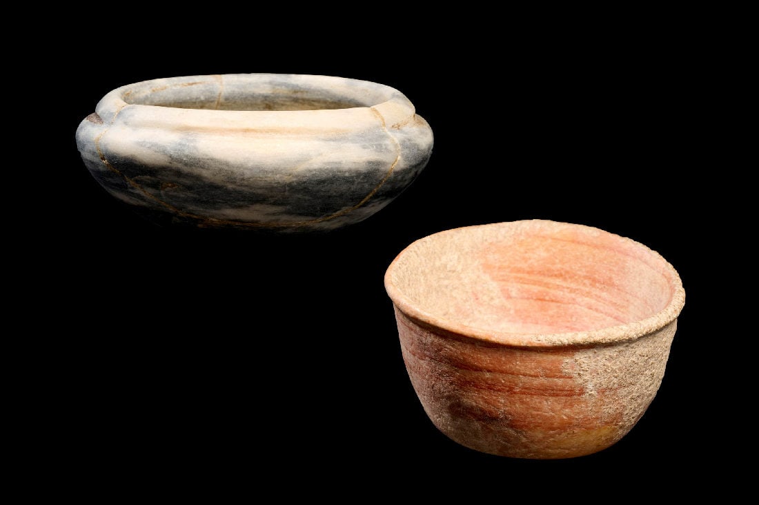 Zwei kleine Schaelchen.: Zwei kleine Schaelchen. a) Konisches Schaelchen mit leicht konvexem Boden und leicht abgesetztem Rand aus Achat mit rotbraunen bis beigen Lagen. H 3,8cm, ? 6,4cm. Praedynastisch. Intakt mit Sinterrest