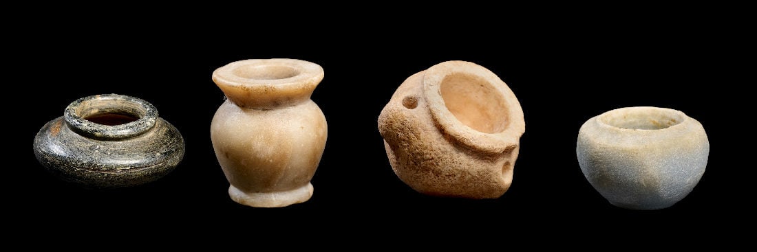 Vier Miniatur-Steingefaesse.: Vier Miniatur-Steingefaesse. a) Kugeliges Toepfchen mit drei Schnuroesen aus Marmor. Prae- bis fruehdynastisch, 3200 - 2740 v. Chr. H 2,8cm. Winzige Absplitterungen, sonst intakt. b) Flaches lentoides