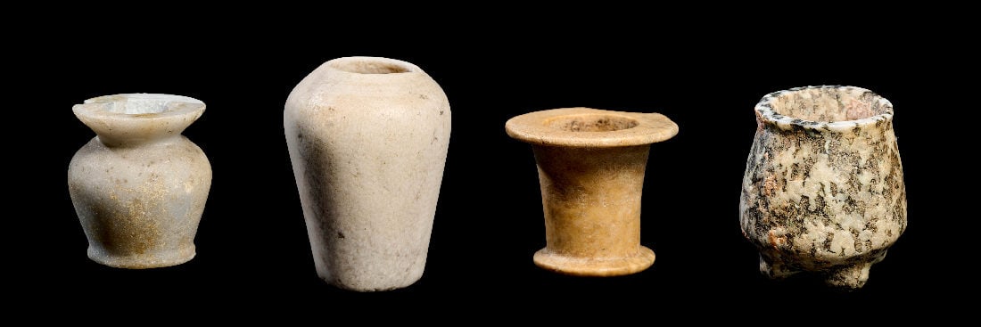 Vier kleine Steingefaesse.: Vier kleine Steingefaesse. a) Kanopenfoermiges Gefaess mit angerundeter Schulter aus weissem Marmor. H 5,5cm. Altes Reich, 2740 - 2218 v. Chr. Winzige Bestossung am Rand, sonst intakt. b) Konisches Ko