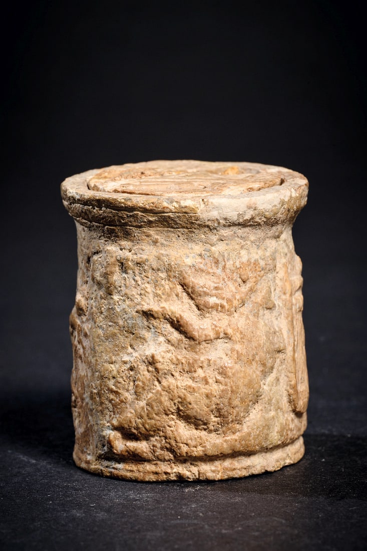 Reliefierte Beinpyxis mit Deckel. - 2