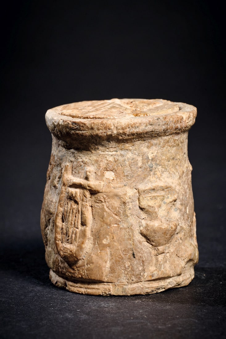 Reliefierte Beinpyxis mit Deckel. - 3