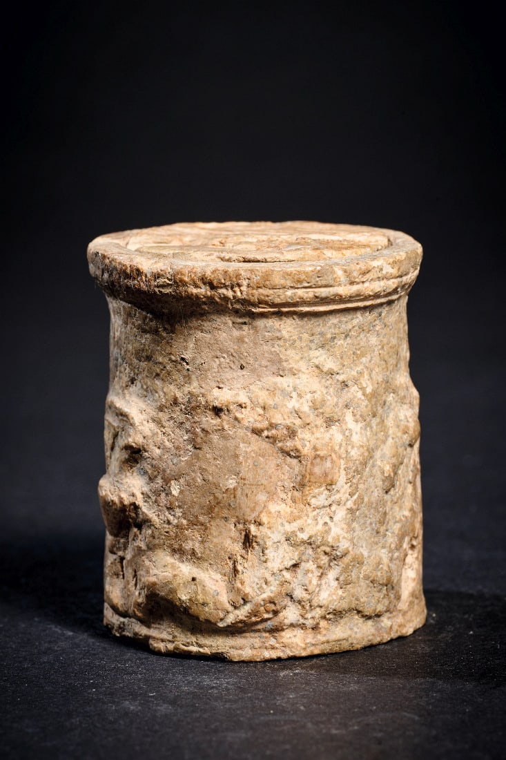 Reliefierte Beinpyxis mit Deckel. - 4