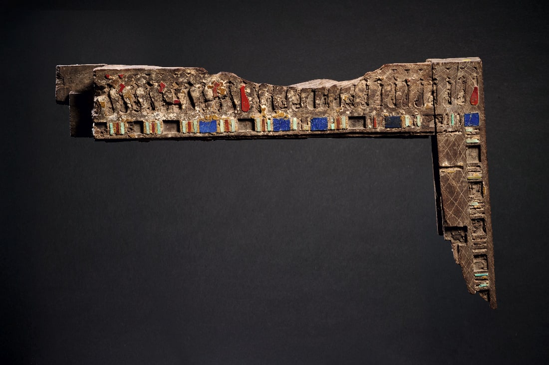 Holzfragment von der Rueckenlehne eines Thrones.: Holzfragment von der Rueckenlehne eines Thrones. Neues Reich, 18. Dynastie, 1550 - 1292 v. Chr. H 38,9cm, B 22,4cm, B des Seitenstueckes 7,1cm. Ein Stueck der oberen Sprosse und das linke