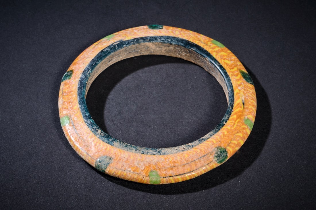 Islamischer Glasarmreif.: Islamischer Glasarmreif. 8. - 12. Jh. n. Chr. ? 10,1cm. Intakt. Provenienz: Ex Sammlung Erwin Oppenlaender (1901 - 1988) und Nachfolger. Islamic glass bracelet. 8th - 12th centuries AD. ? 10.1cm.