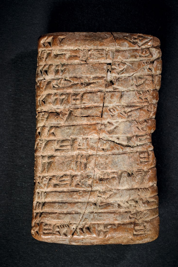 Keilschrifttafel.: Keilschrifttafel. III. Dynastie von Ur., ca. 2000 v. Chr. H 8cm B 5cm. Vs. 14 Zeilen Schrift. Rs. Stark verkrustet. Liste von Ochsen, Kuehen, Schafen und weiblichen Laemmern, die von verschiedenen