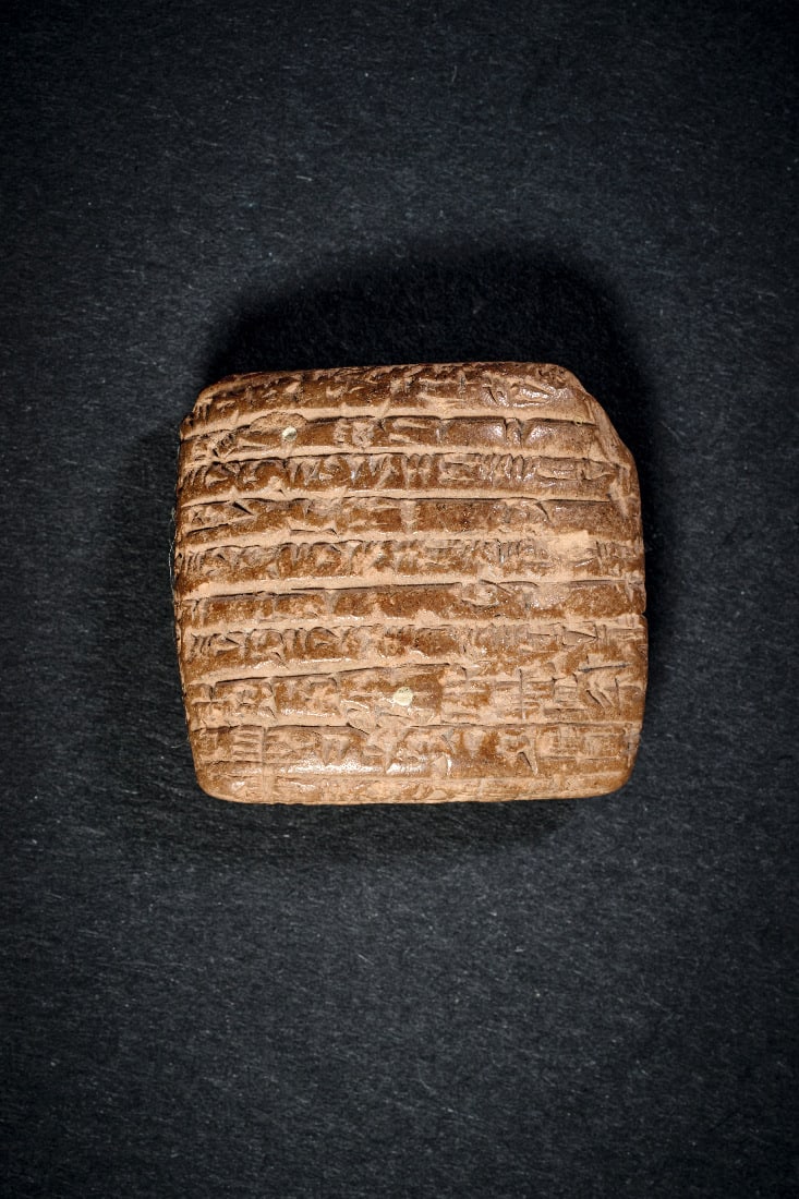 Kleine Keilschrifttafel.: Kleine Keilschrifttafel. III. Dynastie von Ur., ca. 2000 v. Chr. H 2,5cm B 2,8cm. An allen Seiten mit je 10-zeiliger Inschrift. Aktendokument, sehr fein. Dokumentiert werden Bier-, Brot-, und