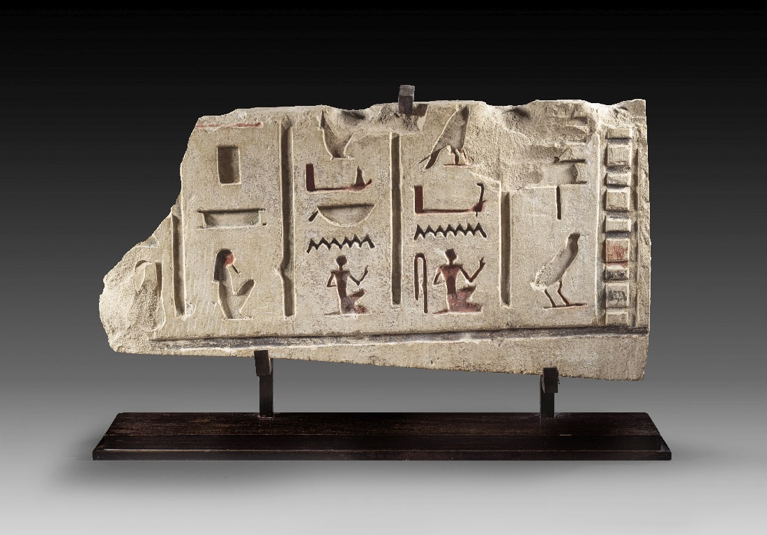 Relief mit Hieroglyphen.: Relief mit Hieroglyphen. Spaetzeit, 26. Dynastie, ca. 664 - 610 v. Chr. Kalkstein, H 31,8cm L 62,2cm. Grossformatiges Relief mit vier Spalten von Hieroglyphen. Die Zeichen vertieft und farbig gefasst