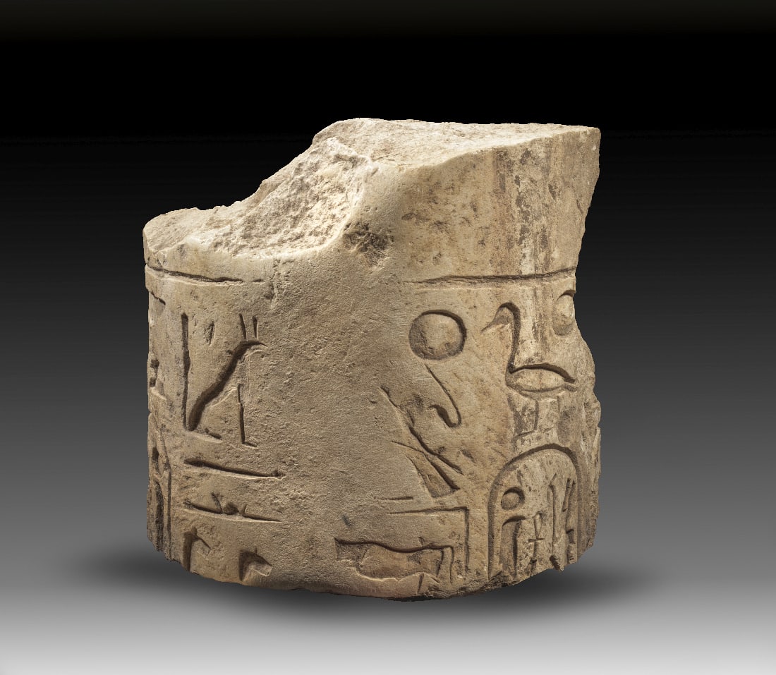Saeulenfragment mit der Kartusche des Ramses II.: Saeulenfragment mit der Kartusche des Ramses II. Neues Reich, 19. Dynastie, ca. 1279 bis 1213 v. Chr. Beiger Kalkstein, B 45 cm H 43cm T 21cm. Segment einer Saeule mit Hieroglyphen in negativem