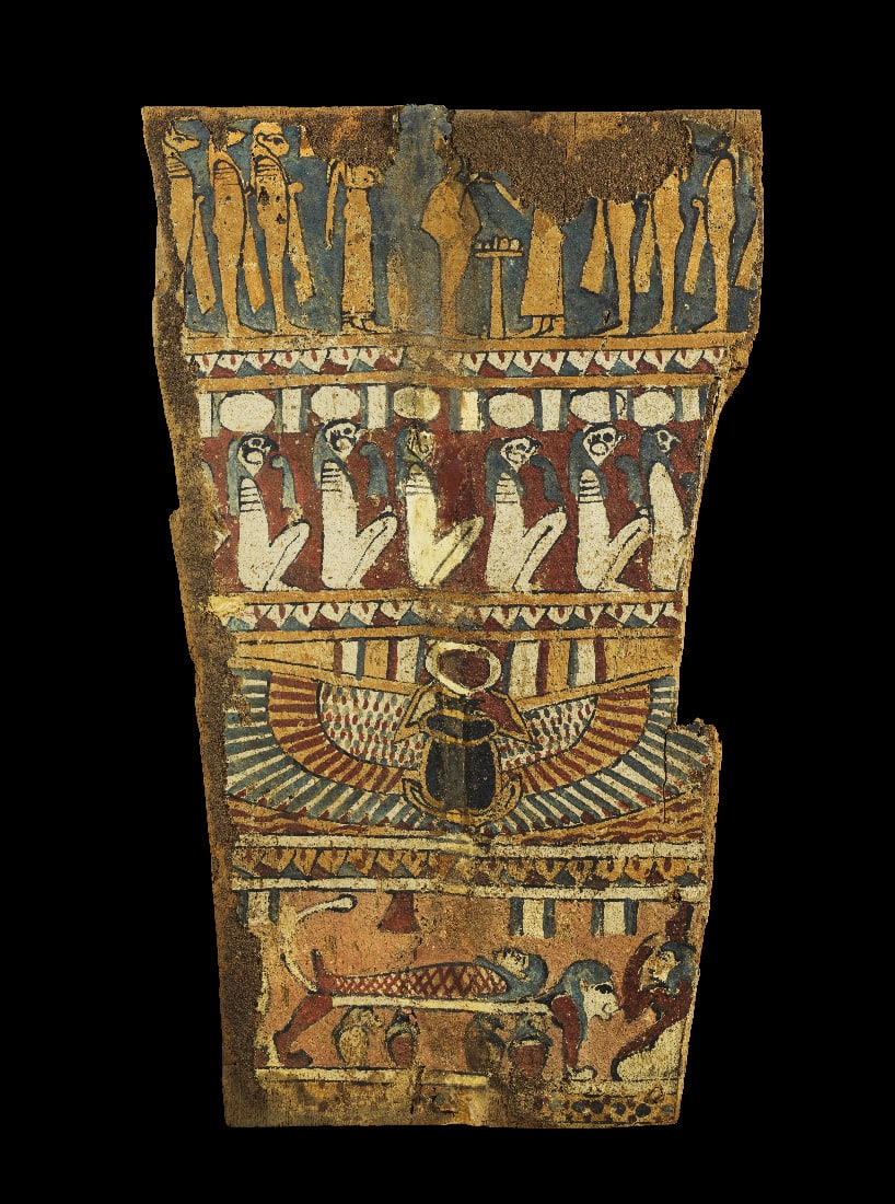 Sarkophagdeckelfragment.: Sarkophagdeckelfragment. Ptolemaeisch, ca. 330 - 30 v. Chr. Bemaltes Holz, H 77cm B 46cm. Ein grosses Fragment eines hoelzernen Sargdeckels, verziert mit vier Registern. Von unten nach oben: 1.